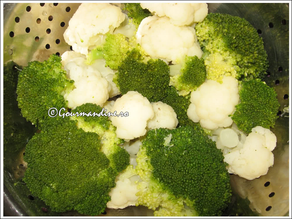Paste cu brocolii si conopida in sos