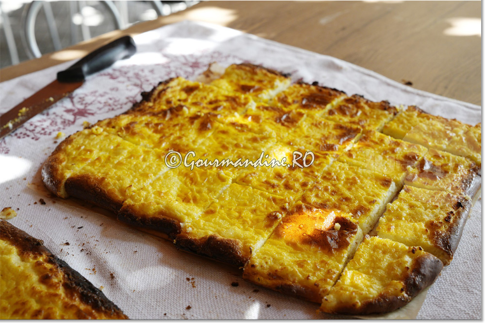 Plăcintă dobrogeană cu brânză sărată
