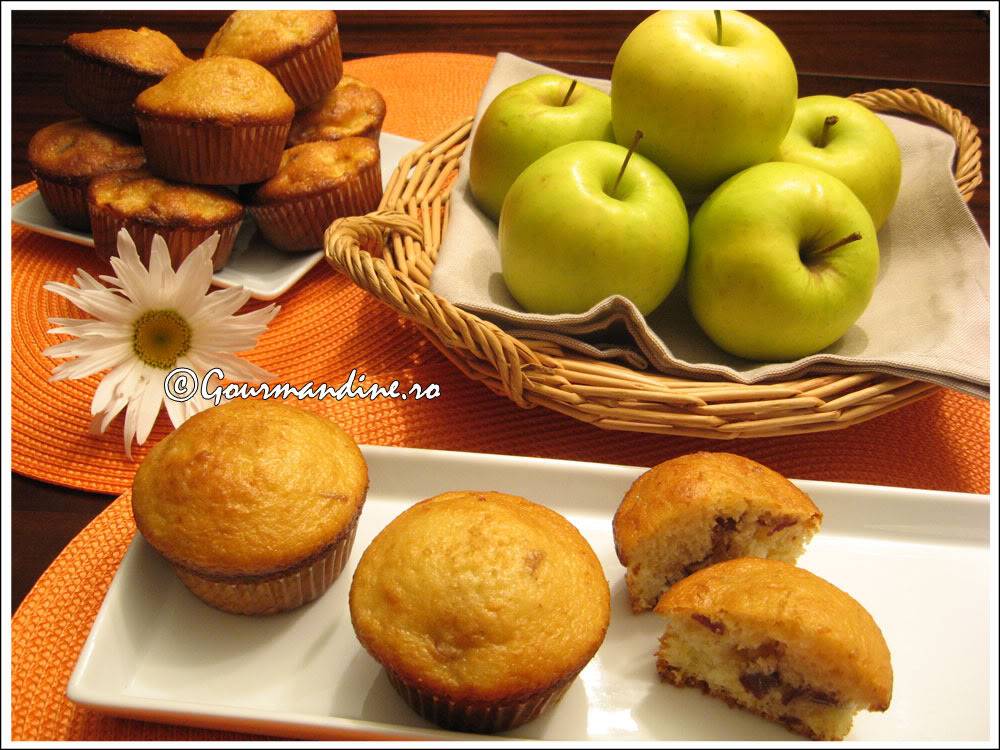 Muffins cu mere, curmale si branza Ceddar