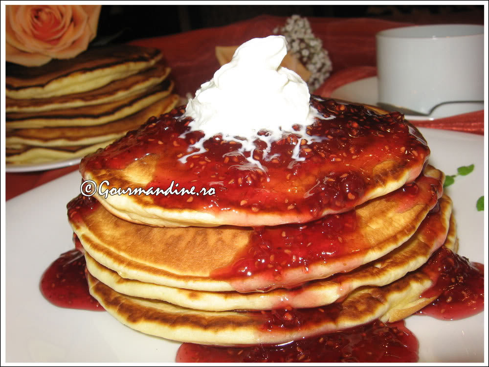 Pancakes – Clătite americane cu dulceaţă de zmeură