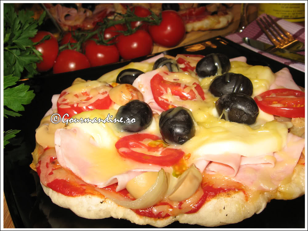 Pizza la tigaie, cu șuncă, salam, ciuperci, Mozzarella, cașcaval și măsline